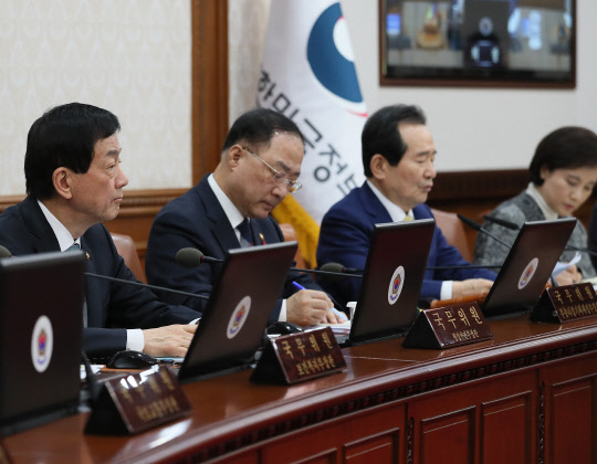 국무회의 참석한 진영 장관      (서울=연합뉴스) 이지은 기자 = 진영 행정안정부 장관(왼쪽)이 28일 오전 정부서울청사에서 열린 국무회의에 참석해 정세균 국무총리의 발언을 듣고 있다. 2020.1.28      jieunlee@yna.co.kr  (끝)